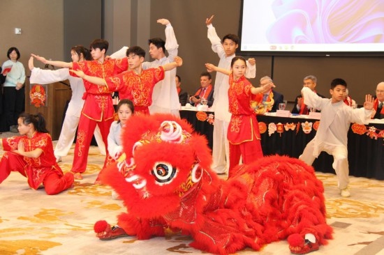 2月9日，在馬斯卡廷，中國人民大學(xué)附屬中學(xué)藝術(shù)團學(xué)生表演中國武術(shù)。