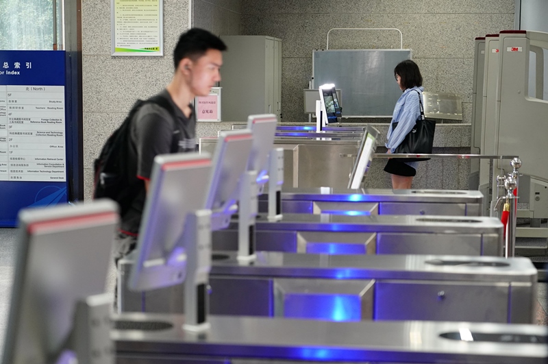 2019年9月4日，西北工業(yè)大學學生“刷臉”進出圖書館。