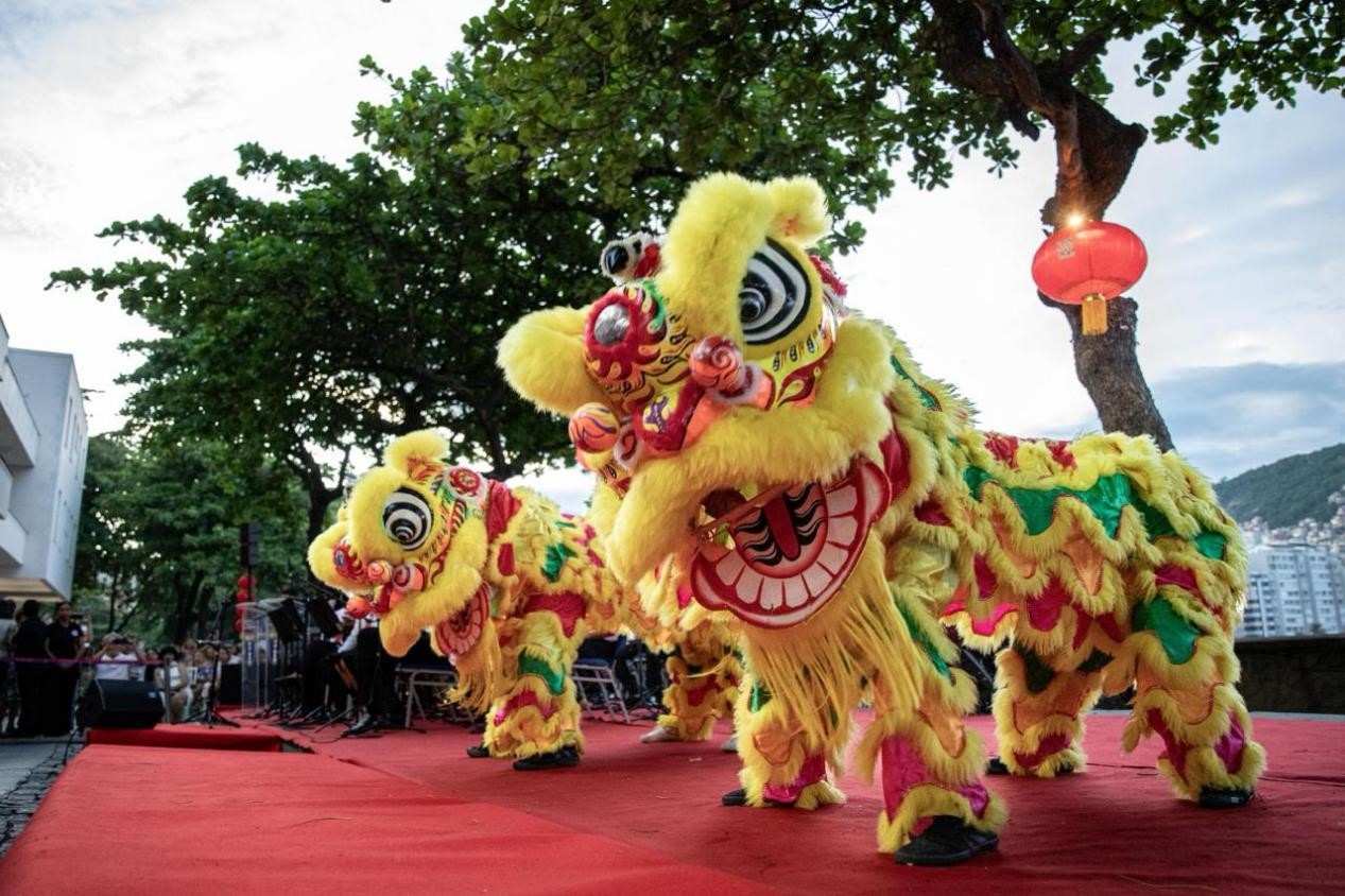 當(dāng)?shù)貢r(shí)間2月24日晚，2024年元宵節(jié)慶?；顒?dòng)在巴西里約熱內(nèi)盧市科帕卡巴納要塞舉辦。巴西山河文化促進(jìn)中心供圖