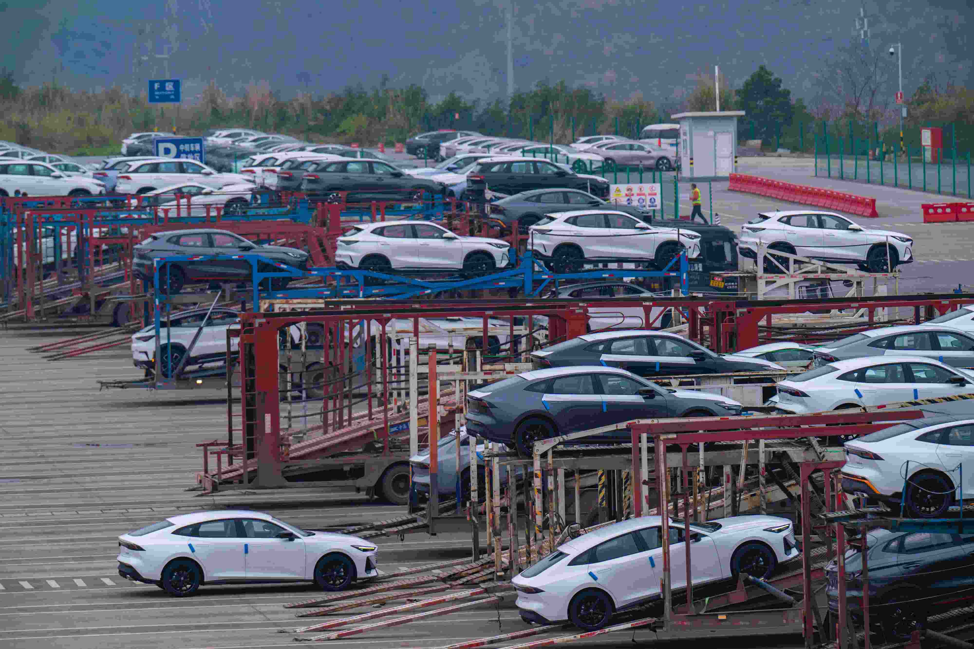 2024年2月25日，重慶江北區(qū)某汽車整車分撥中心，一排排汽車整裝待發(fā)。