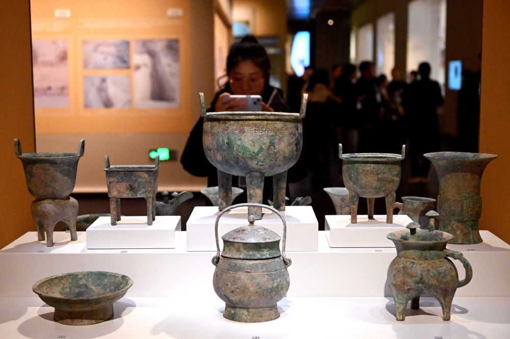 2月26日，參觀者在河南安陽殷墟博物館新館內(nèi)拍攝展品。