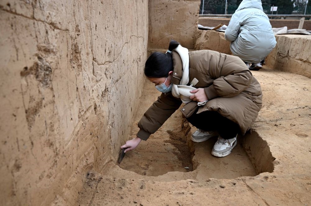 工作人員在殷墟王陵遺址進(jìn)行發(fā)掘作業(yè)（2月24日攝）。