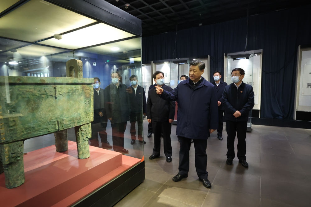 2022年10月28日下午，習(xí)近平在安陽市殷墟博物館考察。新華社記者 鞠鵬 攝