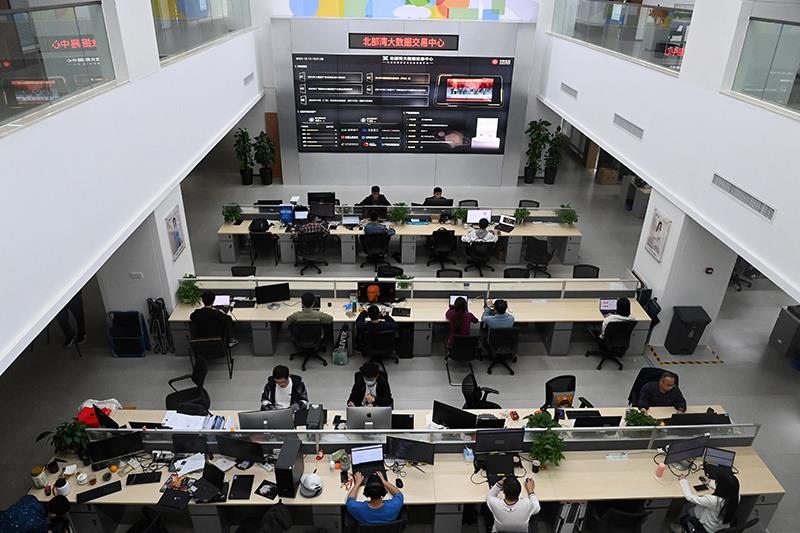 2023年12月12日，中國－東盟信息港股份有限公司員工在工作中。