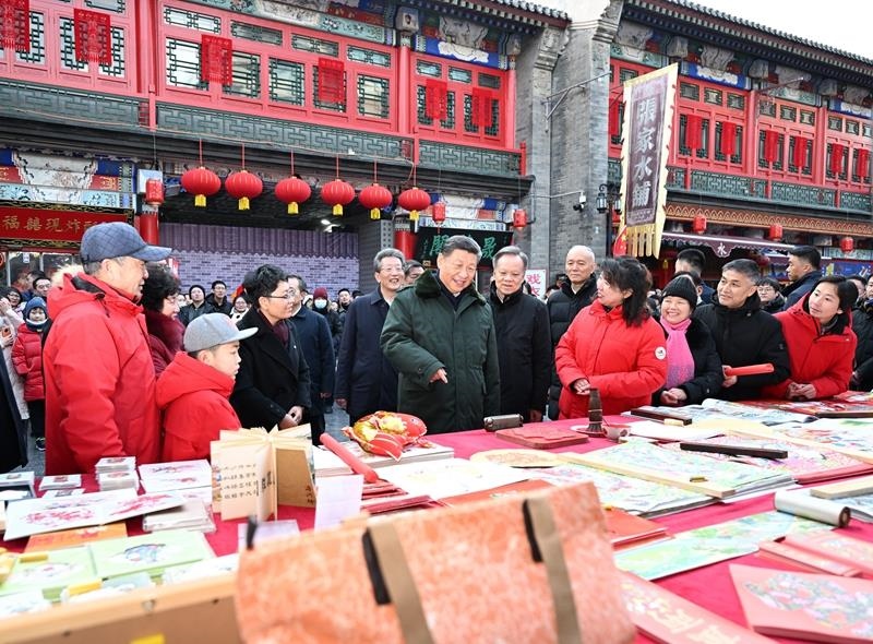 △2024年2月1日，習(xí)近平總書記在天津古文化街考察時，同店鋪員工和現(xiàn)場群眾互動交流。