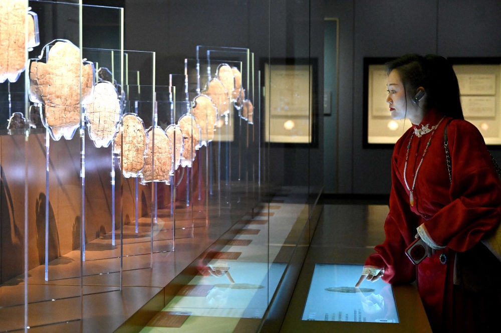 2月26日，參觀者在河南安陽殷墟博物館新館內(nèi)觀看展出的刻辭卜甲。