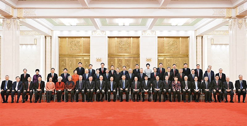 2024年2月7日，習(xí)近平、王滬寧、蔡奇、丁薛祥等在北京人民大會堂同黨外人士歡聚一堂，共迎佳節(jié)。這是習(xí)近平等同大家合影留念。 新華社記者 謝環(huán)馳/攝