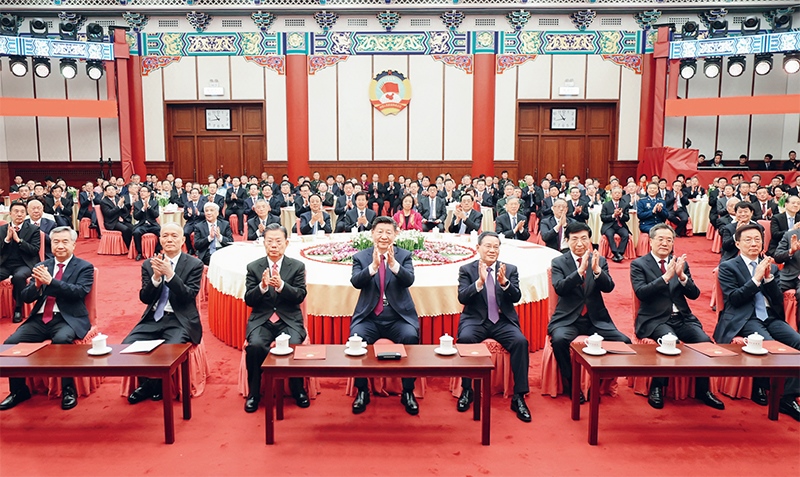 2023年12月29日，全國政協(xié)在北京舉行新年茶話會。黨和國家領(lǐng)導(dǎo)人習(xí)近平、李強(qiáng)、趙樂際、王滬寧、蔡奇、丁薛祥、李希、韓正出席茶話會并觀看演出。 新華社記者 鞠鵬/攝