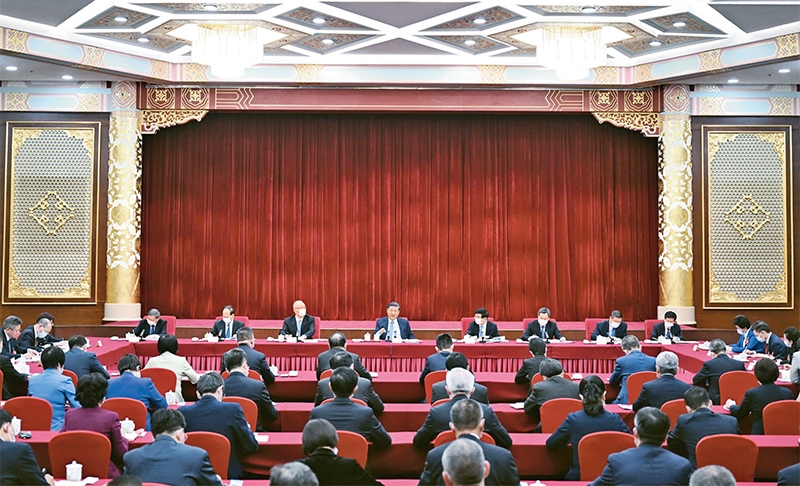 2023年3月6日，中共中央總書記、國家主席、中央軍委主席習(xí)近平看望參加全國政協(xié)十四屆一次會議的民建、工商聯(lián)界委員，并參加聯(lián)組會，聽取意見和建議。中共中央政治局常委、全國政協(xié)十四屆一次會議主席團(tuán)會議主持人王滬寧，中共中央政治局常委蔡奇、丁薛祥參加看望和討論。 新華社記者 謝環(huán)馳/攝
