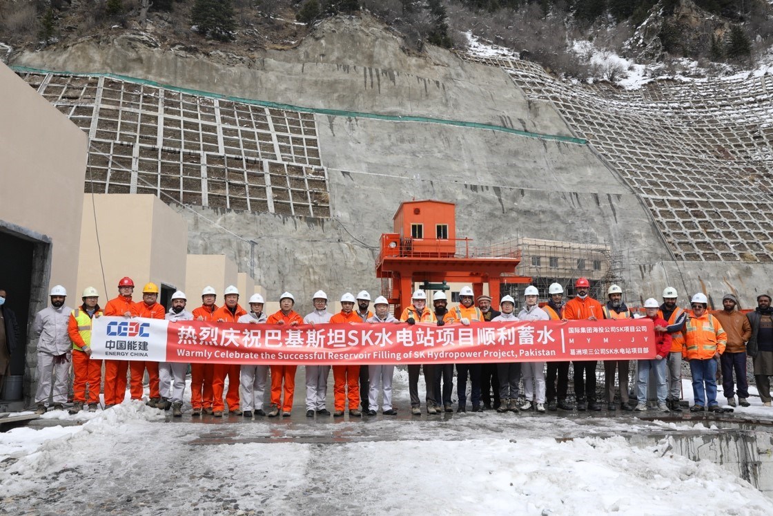 中巴建設(shè)者共同慶祝蘇吉吉納里水電站順利啟動(dòng)蓄水工作。中國能建葛洲壩集團(tuán)供圖