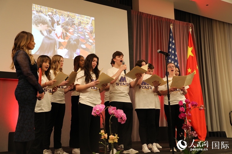 馬斯卡廷中學的學生們還深情演唱了表現(xiàn)中美兩國人民友誼的歌曲《情緣留住永恒的記憶》。 人民網(wǎng)記者 李志偉攝