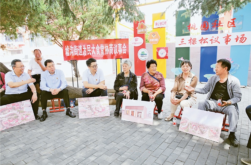 2023年6月2日，江蘇省連云港市連云區(qū)政協(xié)工委在墟溝街道桃園社區(qū)舉行“有事好商量”協(xié)商議事會。 人民圖片 朱華南/攝