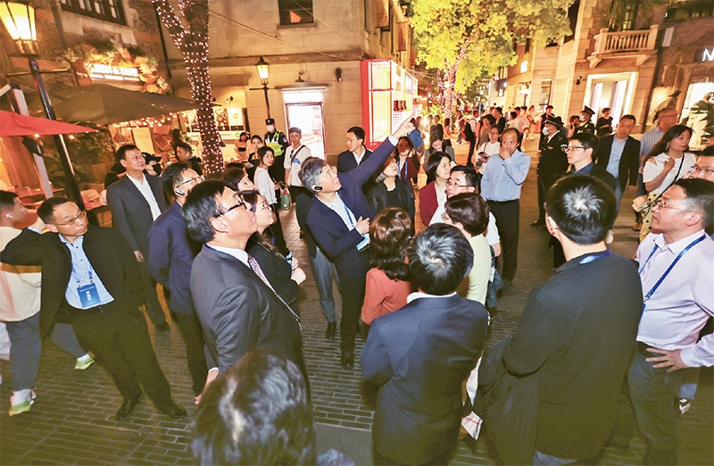 2023年4月18日，全國無黨派人士考察團來到位于上海市黃浦區(qū)的上海新天地開放式街區(qū)考察夜經(jīng)濟。 新華社記者 王翔/攝