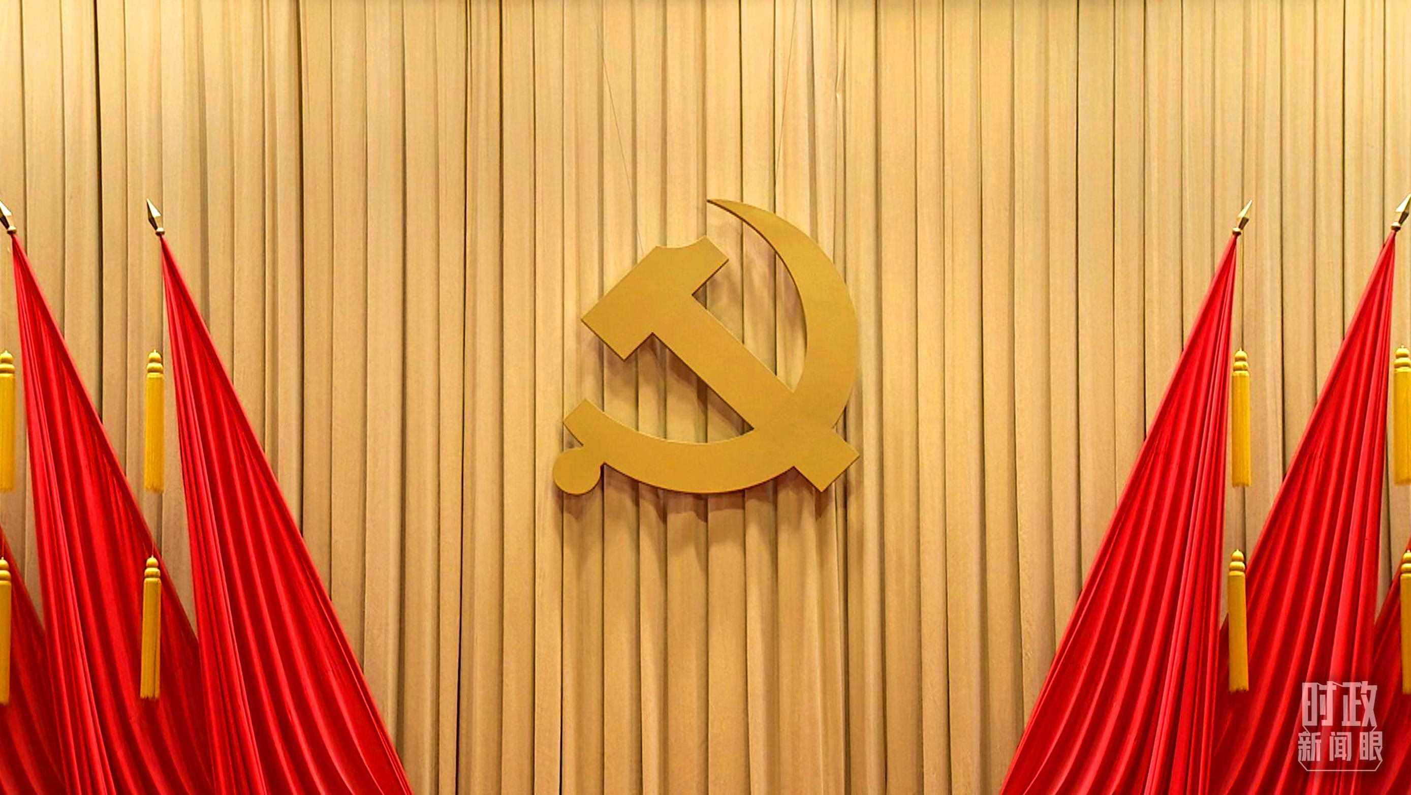 △開班式現(xiàn)場懸掛的莊嚴(yán)黨徽。