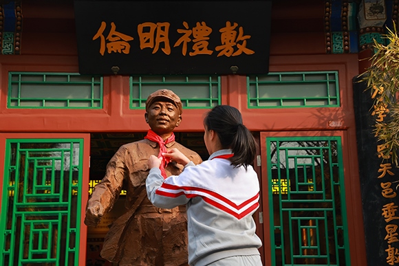 “追尋雷鋒足跡 弘揚(yáng)志愿精神”學(xué)雷鋒主題教育活動。學(xué)校供圖