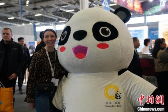 3月5日，2024年柏林國際旅游交易會(ITB)在柏林會展中心拉開帷幕。以“你好！中國”為主題的中國展區(qū)當(dāng)日亮相展會。圖為觀眾與大熊貓人偶合影。中新社記者 馬秀秀 攝