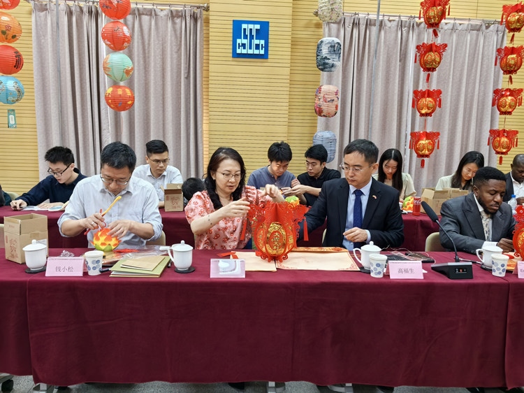 燈籠文化交流活動(dòng)現(xiàn)場(chǎng)。中建國(guó)際中西非公司供圖