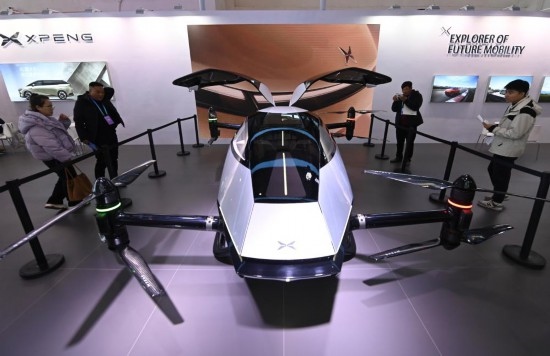 2023年12月1日，在鏈博會(huì)智能汽車鏈展區(qū)小鵬汽車展臺(tái)，參觀者觀看一臺(tái)智能飛行器。新華社記者蔡湘鑫攝