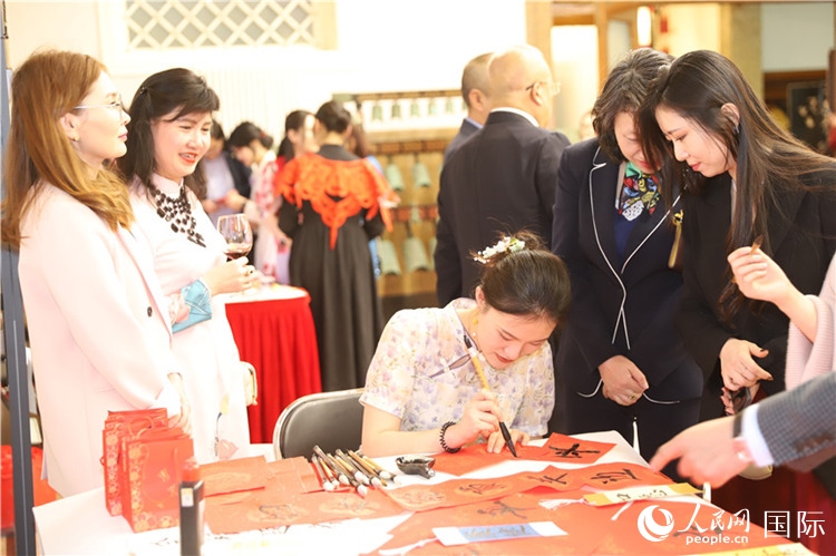 現(xiàn)場(chǎng)書(shū)法體驗(yàn)。人民網(wǎng)記者 霍文攝