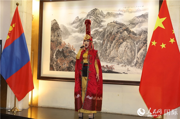 呼麥演唱。人民網(wǎng)記者 霍文攝