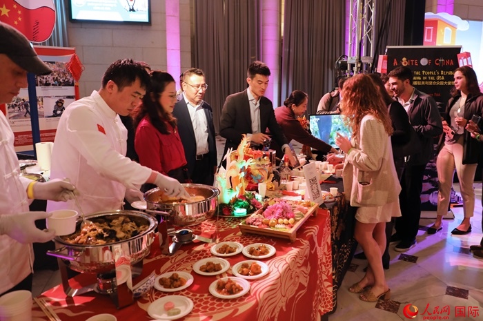 使館工作人員詳細(xì)為現(xiàn)場美食家和來賓講解菜品色香味特點、原料特色、烹制手法及其中蘊(yùn)含的中華美食文化。人民網(wǎng)記者 李志偉攝