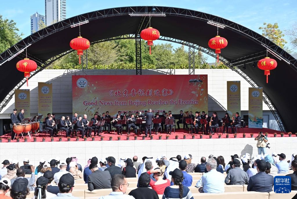 3月9日，在科威特首都省賈比爾文化中心，人們欣賞中國樂隊帶來的中國曲目。新華社發(fā)（阿薩德攝）