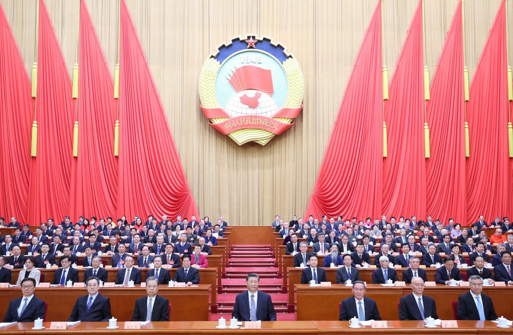 3月4日下午，中國人民政治協(xié)商會議第十四屆全國委員會第二次會議在北京人民大會堂開幕。這是習(xí)近平、李強、趙樂際、蔡奇、丁薛祥、李希、韓正在主席臺就座。王滬寧代表政協(xié)第十四屆全國委員會常務(wù)委員會，向大會報告工作。