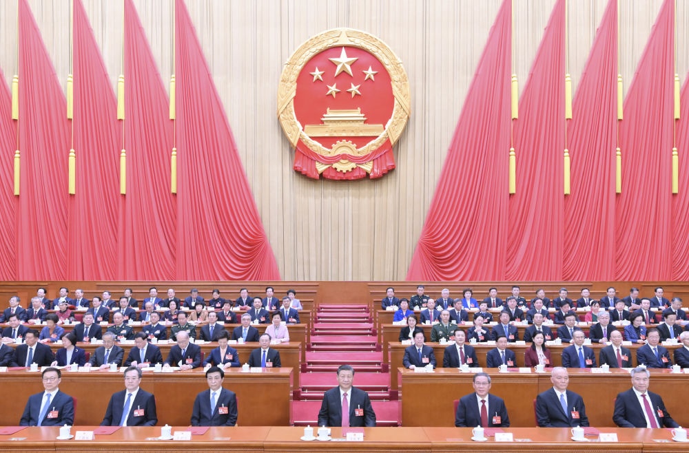 3月11日，第十四屆全國人民代表大會第二次會議在北京人民大會堂閉幕。黨和國家領(lǐng)導(dǎo)人習(xí)近平、李強、王滬寧、蔡奇、丁薛祥、李希、韓正等在主席臺就座。趙樂際主持閉幕會。