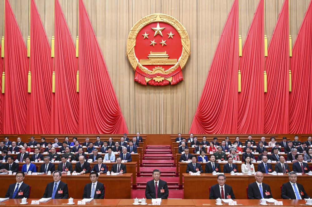 3月5日，第十四屆全國人民代表大會第二次會議在北京人民大會堂開幕。黨和國家領(lǐng)導(dǎo)人習(xí)近平、李強、王滬寧、蔡奇、丁薛祥、李希、韓正等出席大會。趙樂際主持大會。