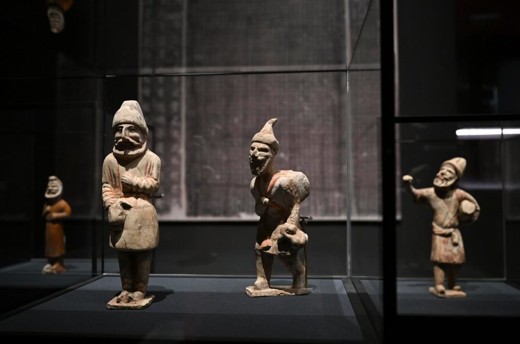 “歷史之遇——中國與西亞古代文明交流展”于1月12日至4月11日在故宮午門正殿展廳舉行。這是展出的陶彩繪人俑（1月10日攝）。新華社記者金良快攝