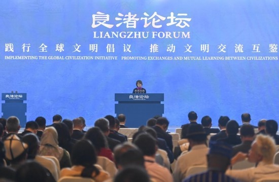  2023年12月3日，卡塔爾國家圖書館執(zhí)行館長陳慧心在“良渚論壇”上發(fā)言。當(dāng)日，以“踐行全球文明倡議，推動文明交流互鑒”為主題的首屆“良渚論壇”在浙江省杭州市開幕。新華社記者 黃宗治 攝