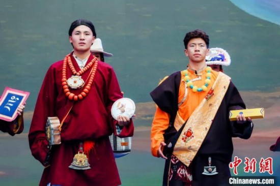 圖為身著民族服飾的演員們展示果洛特產(chǎn)。 果洛州文體旅游廣電局 供圖
