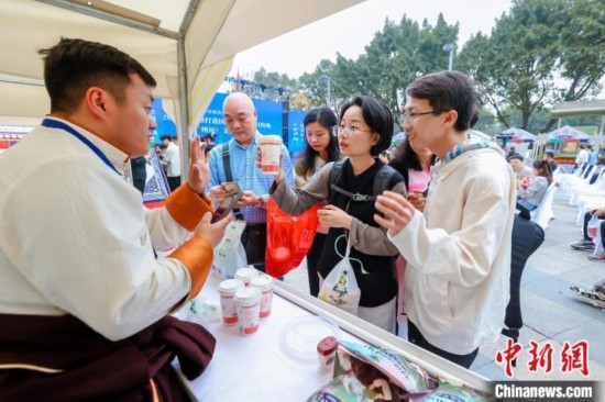圖為廣州市民體驗果洛特產(chǎn)。 果洛州文體旅游廣電局 供圖