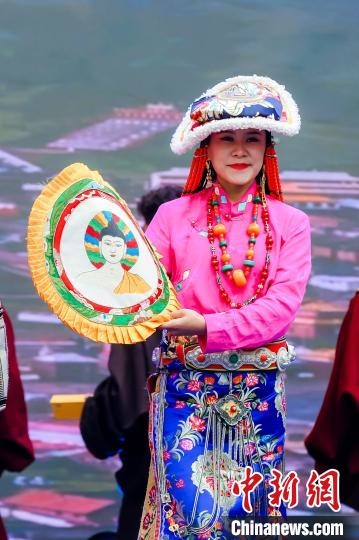 圖為身著民族服飾的演員們展示果洛特色產(chǎn)品。 果洛州文體旅游廣電局 供圖