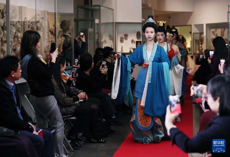 3月13日，在位于法國巴黎的吉美國立亞洲藝術(shù)博物館，模特展示敦煌復(fù)原服飾。新華社記者 高靜 攝