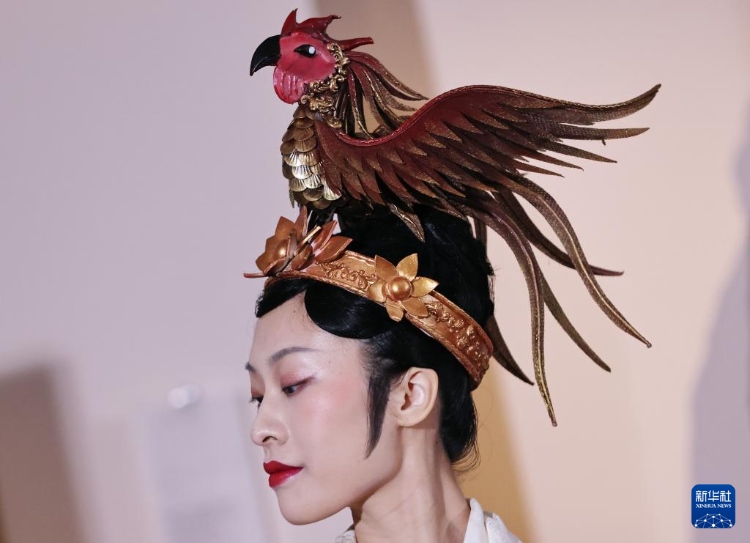 3月13日，在位于法國巴黎的吉美國立亞洲藝術(shù)博物館，模特展示敦煌復(fù)原服飾。新華社記者 高靜 攝