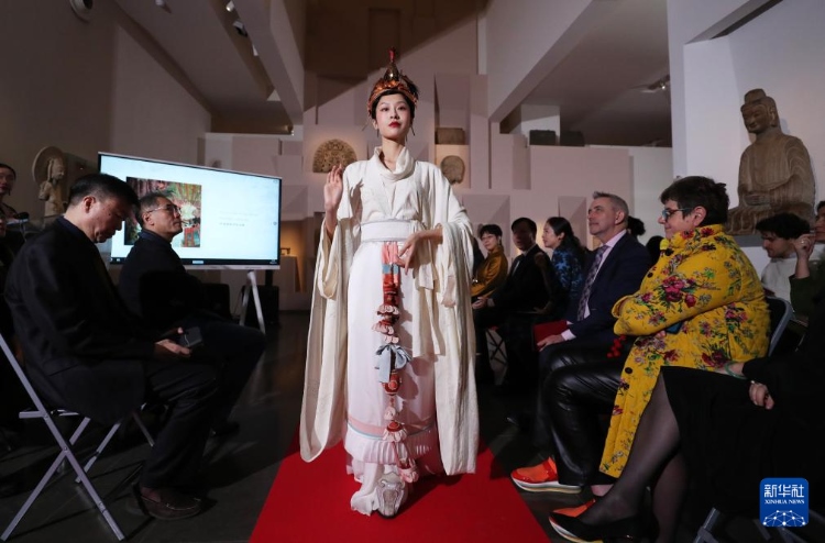 3月13日，在位于法國巴黎的吉美國立亞洲藝術(shù)博物館，模特展示敦煌復(fù)原服飾。新華社記者 高靜 攝