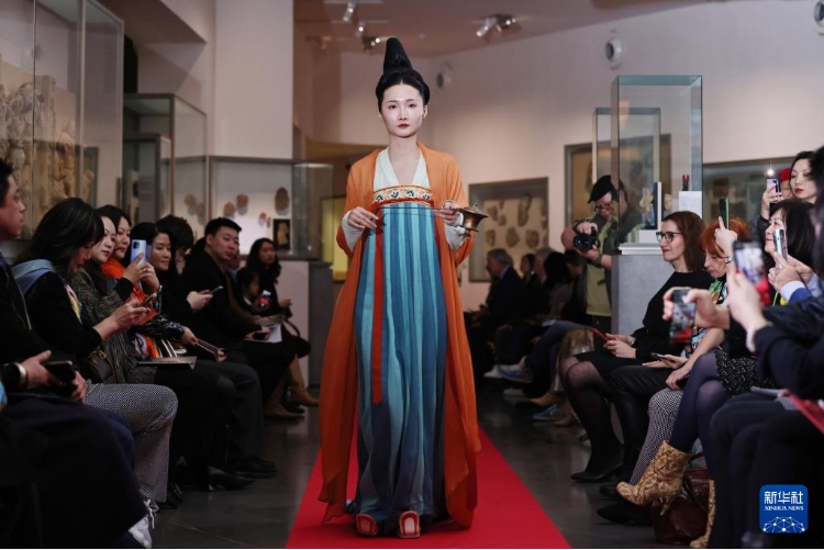 3月13日，在位于法國巴黎的吉美國立亞洲藝術(shù)博物館，模特展示敦煌復(fù)原服飾。新華社記者 高靜 攝