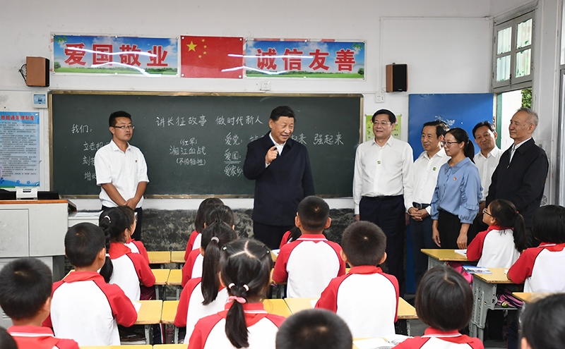 2020年9月16日，習(xí)近平總書(shū)記在湖南省郴州市汝城縣文明瑤族鄉(xiāng)第一片小學(xué)，同正在上思政課的同學(xué)們親切交流。