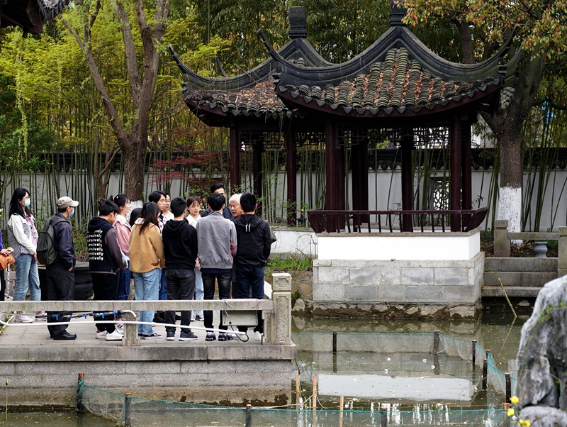 2021年3月30日，在上海交通大學(xué)南蘇園的“微型洱海”旁，孔海南教授為學(xué)生們打造“沉浸式”思政課。
