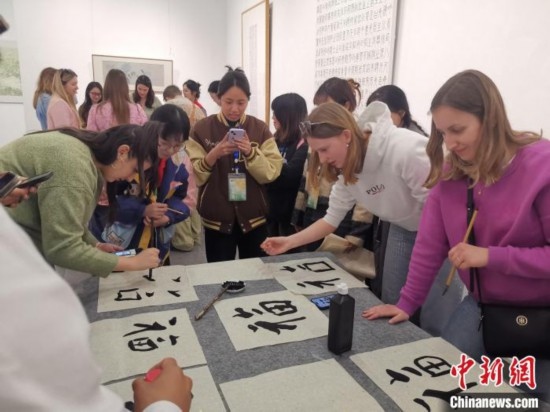 比利時(shí)學(xué)生體驗(yàn)書(shū)法。杭州師范大學(xué)供圖