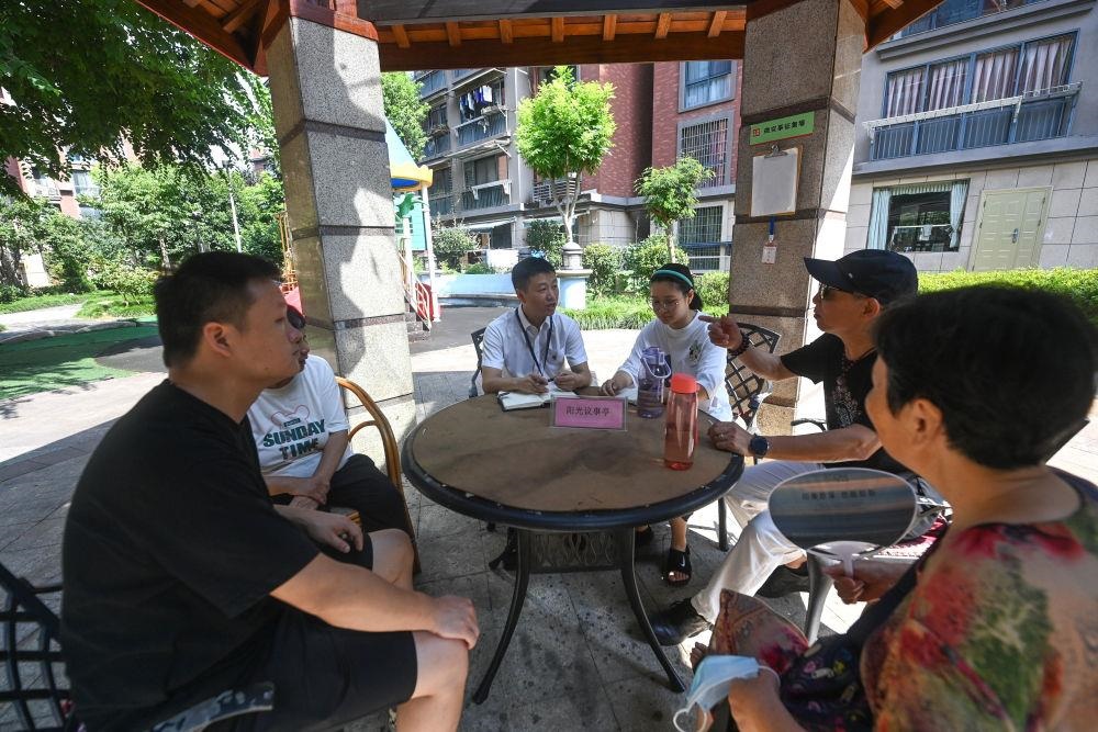 △2023年7月21日，在位于浙江杭州臨安區(qū)錦南街道水岸陽光小區(qū)的陽光議事廳，街道干部在聽取居民們反映的問題及意見。
