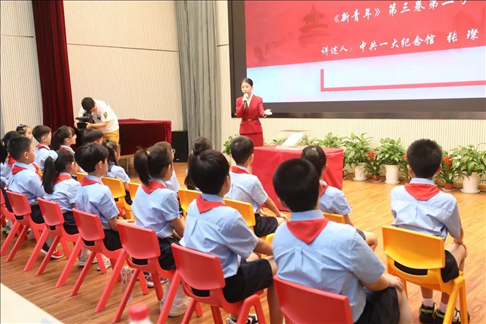 △ 2023年9月1日，中共一大紀念館帶著館藏珍貴文物《新青年》第三卷第二號來到靜安區(qū)第一中心小學。