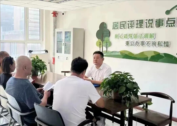 村（居）民評(píng)理說(shuō)事點(diǎn)調(diào)解矛盾糾紛。遼寧省司法廳供圖