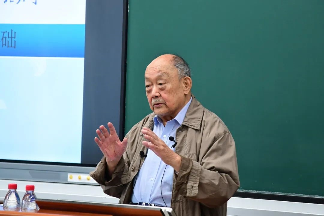 91歲的楊士莪院士“一站到底”為學(xué)生授課。哈爾濱工程大學(xué)供圖