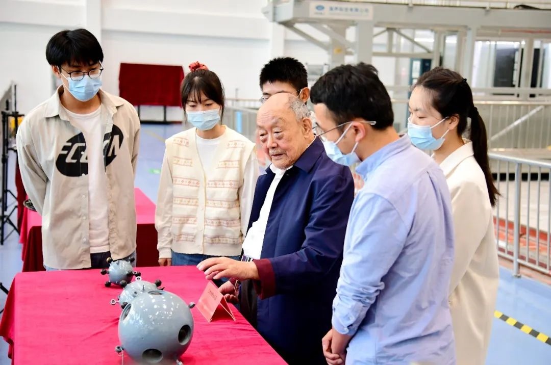 楊士莪院士在實(shí)驗(yàn)室指導(dǎo)學(xué)生。哈爾濱工程大學(xué)供圖