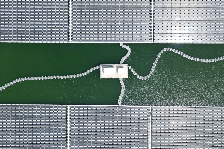 2022年8月25日拍攝的潁上縣毛圩水上光伏電站（無人機照片）。近年來，安徽省阜陽市潁上縣古城鎮(zhèn)積極推進采煤沉陷區(qū)治理工作，將昔日的采煤沉陷區(qū)建設(shè)成水上光伏電站，既減少占用土地面積，又能生產(chǎn)清潔能源。