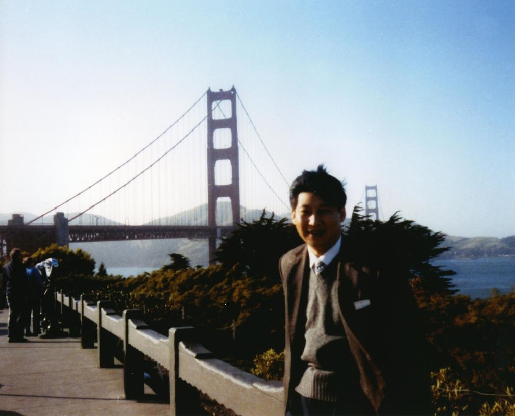 這是1985年，時(shí)任正定縣委書記的習(xí)近平在美國考察時(shí)的照片。新華社發(fā)