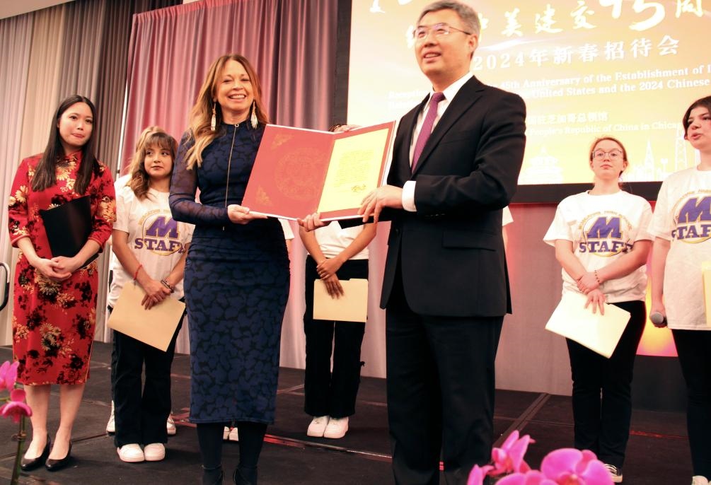2024年2月27日，中國駐芝加哥總領(lǐng)事館舉辦慶祝中美建交45周年招待會(huì)，來自馬斯卡廷中學(xué)的學(xué)生們?cè)谡写龝?huì)上收到一份特殊禮物——中國國家主席習(xí)近平給他們的復(fù)信。新華社記者 徐靜 攝