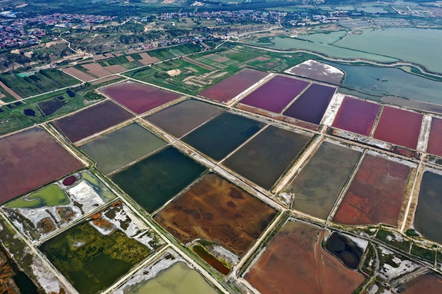 這是2023年7月11日拍攝的山西運城鹽湖一角（無人機照片）。按照“生態(tài)優(yōu)先、保護為主、適度開發(fā)”的原則，2020年9月，運城市全面停止鹽湖范圍內(nèi)的工業(yè)生產(chǎn)活動。近年來，千年鹽湖正在向生態(tài)保護、風(fēng)貌重塑、產(chǎn)業(yè)轉(zhuǎn)型、全域旅游的“綠色發(fā)展”轉(zhuǎn)變。